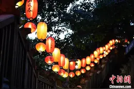 灯笼照亮重庆老街 山城巷年味渐浓图片
