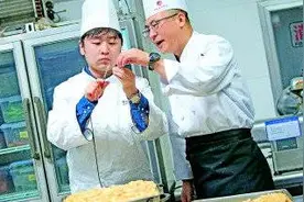 记者蹲点酒店后厨探访“功夫之道”：从炒沙子的小学徒到行政总厨图片