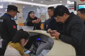 取钱后想捆扎被拒 达州农商银行“工作人员”惹怒客户视频封面