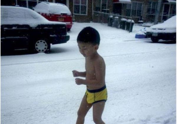 拳皇奥特曼破解版下载（雪地里的裸跑弟）