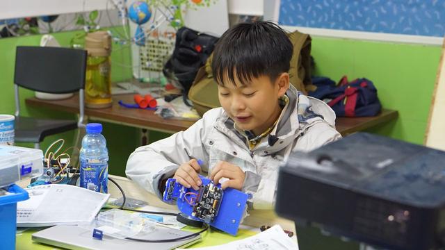 雪地里的“裸跑弟”，11岁大学读完了 20岁该干嘛呢？“鹰爸”：当企业家，曾设计成为运动员为国争光
