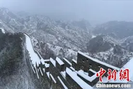 金山岭长城频迎降雪 雪墨丹青分外妖娆图片