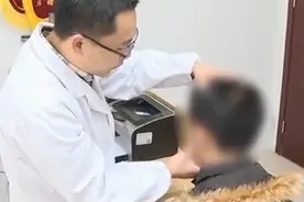 聚会太开心？小伙放声大笑后嘴却合不上了！医生：你关节炎犯了视频封面