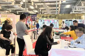 中国驻迪拜总领馆为阿治曼侨胞开展异地办证业务视频封面