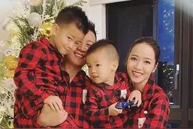 侯佩岑首晒一家四口合照 穿睡袍抱俩儿子笑容幸福图片