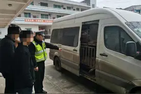 实载23头“二师兄”？客车司机刚下高速就被查图片
