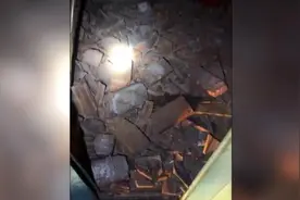 湖北地震：邻居护栏震落，砸穿居民房顶视频封面