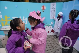 穿衣服、系鞋带、梳头、整理床铺……小学生上演“生活技能秀“图片
