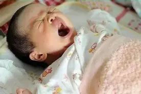 婴儿喜欢被妈妈抱着睡，一放下就哭，原因在哪里？图片