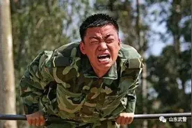 新排长叫板“许三多”！333个腹部绕杠，到底是影视创作，还是可以实现的？图片
