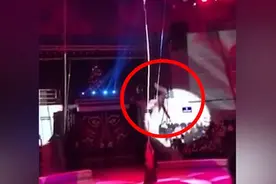 惊险！俄罗斯女杂技演员表演时从6米高空坠落 现场观众尖叫大喊视频封面