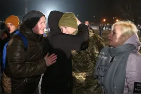 乌克兰东部冲突双方大规模换俘，泽连斯基保证：乌克兰是安全的图片