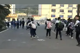 深圳一小学规定，学生趴课桌午休要收300块管理费，家长们怒了！视频封面