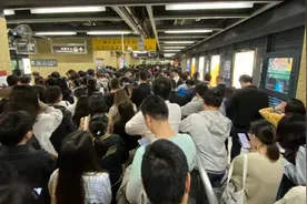 深圳地铁4号线今晨再故障，系因接触网问题，网友：一年全勤泡汤视频封面