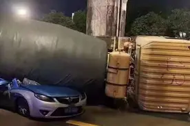 海口一水泥罐车侧翻压扁路过出租车 致车内司机乘客共5人死亡视频封面