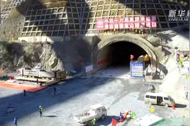 云南丽香铁路贯通首座10公里以上隧道视频封面