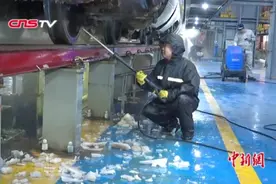 哈尔滨：融冰除雪设备快速为动车清除冰雪视频封面