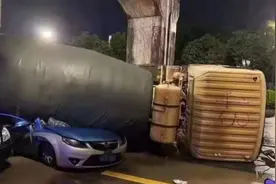 海口一水泥车侧翻压扁出租车，5人身亡视频封面