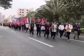 视频|东坑镇委书记领跑，千名政企人员以奔跑的姿态迈向新的一年视频封面
