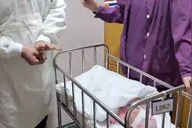2020年零时零分！上海第一个新年宝宝诞生，爸爸乐开花：太惊喜！视频封面