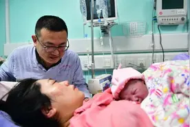 首个“20后”宝宝降生 叫小皮皮 是个胖小子 爸爸激动得直握小拳拳图片