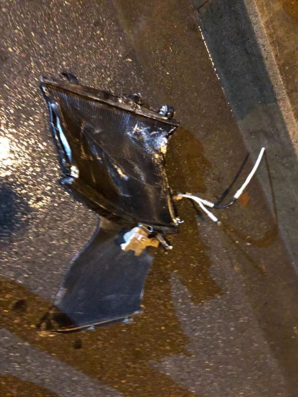 法拉利借给22岁网红，轮子撞飞！男子欲哭无泪：我租来的