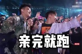 男粉偷亲黄子韬怎么回事 男粉偷袭成功现场画面曝光尖叫不断图片