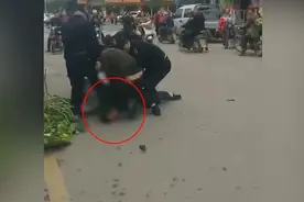 广东一违规摊贩遭城管用脚踩头 官方：动作确实过激 已进行教育视频封面
