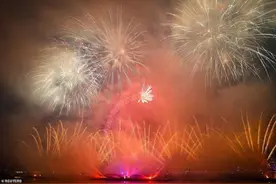 伦敦跨年放烟花烟雾太浓看不清，英国教授建议改学上海激光表演图片
