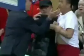 篮协成员向黑人球员竖中指，与教练冲突视频封面