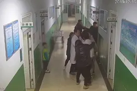 胃出血不能洗胃！男子醉酒吐血洗胃遭拒后殴打医护人员被拘15天