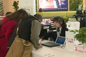 上海：“一网通办”与“综合窗口”相融合视频封面