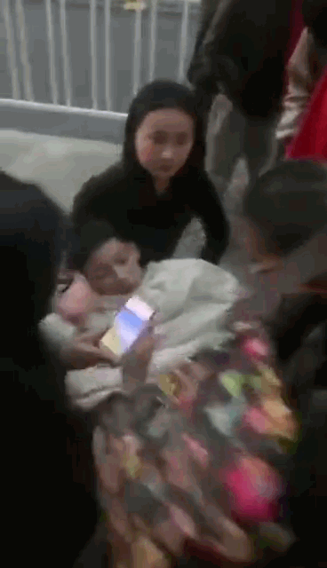 街头救活昏迷少年的白衣小姐姐，她的故事也是传奇