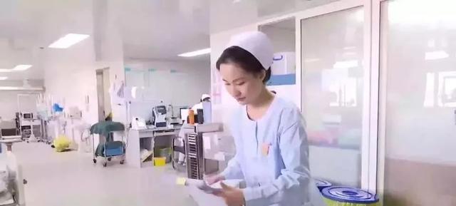街头救活昏迷少年的白衣小姐姐，她的故事也是传奇