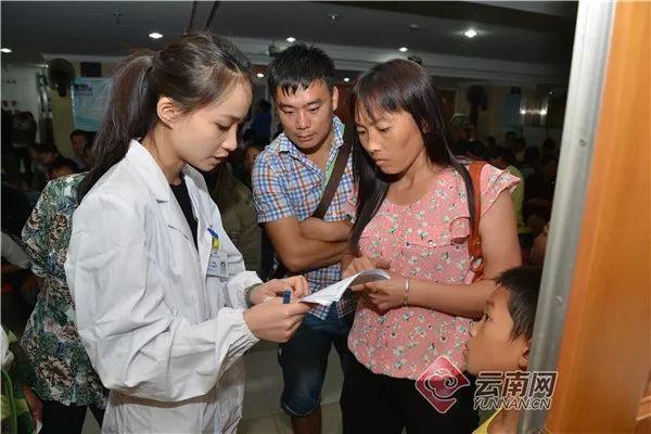 街头救活昏迷少年的白衣小姐姐，她的故事也是传奇