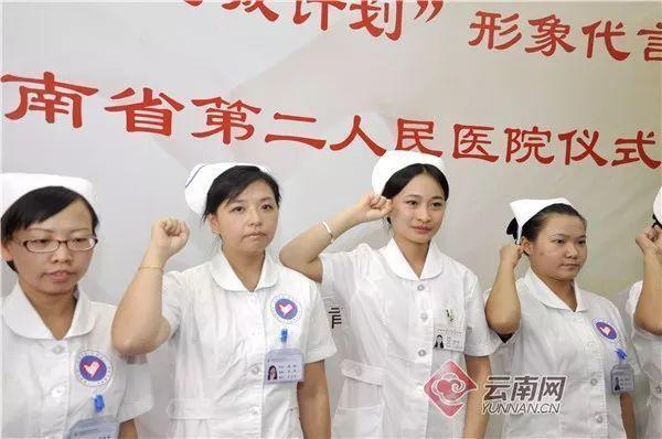 街头救活昏迷少年的白衣小姐姐，她的故事也是传奇