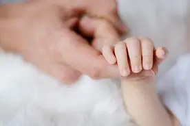 孩子脑门中间有条棱？脑袋后面有个凹？别慌！宝宝身上摸到这些不是病……图片