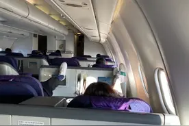 梅婷致歉乘机脚踩显示屏！明星出行受监督，王子文还曾踩高铁桌板图片
