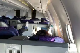 梅婷脚踩飞机显示屏怎么回事？梅婷脚踩飞机显示屏现场图图片