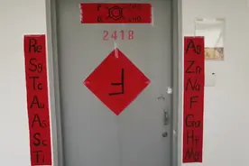 大学生用化学元素符号写对联：氟氯双醛视频封面
