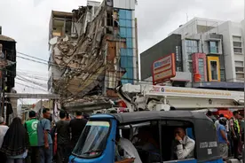 印尼5层楼突然倒塌，楼内居民称事发前听见巨响，至少2人受伤视频封面
