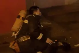 心疼！消防员火场救援摘下面罩让给幼童 出来后呕吐不止视频封面