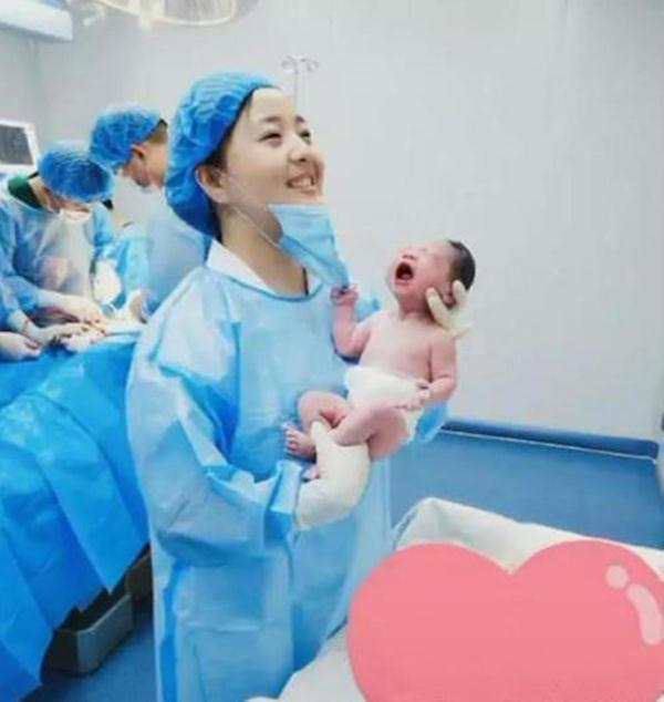 宝宝刚降生就“撩”女护士，有趣一幕被抓拍，网友：必成大器