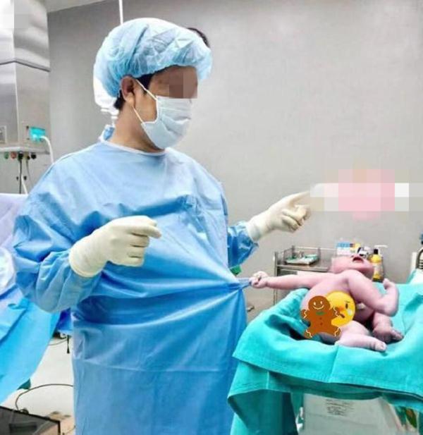 宝宝刚降生就“撩”女护士，有趣一幕被抓拍，网友：必成大器