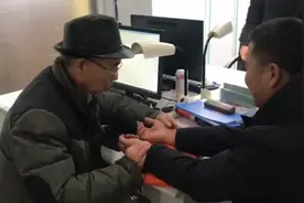 老中医丢手机失而复得，为公交职工把脉视频封面