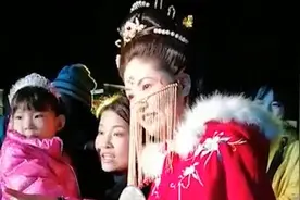 穿唐装逛景区，被当“大唐不倒翁”求合照视频封面
