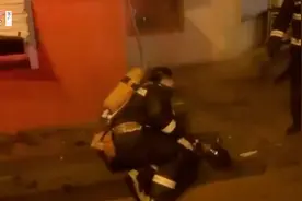 消防员把面罩让给幼童，冲出火场后呕吐不止视频封面
