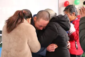 监狱警察往返近4000公里 只为帮他找回失散21年的亲情 跨越高墙的温暖寻亲路图片