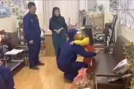 感动哭了！女孩坠入冰窟获救 一年后再见救她的消防员视频封面