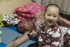 “超有绘画天赋”萌娃火了，给爸爸画了一身衣服，网友：天赋异禀图片